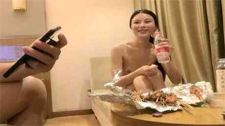 极品性感包臀裙妹子吃完烧烤按摩张开双腿摸逼舔弄给妹子推油按摩