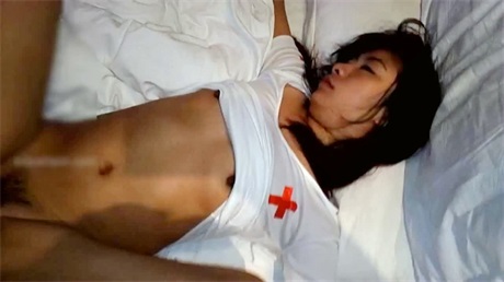 小美女和2男同事一起吃饭时被忽悠的喝醉后带回去2人轮流不停的操,一个干一个拍摄 截取视频