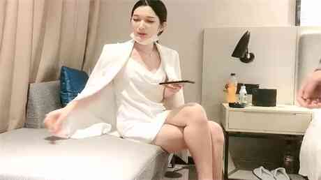 现金支付3600元搞到手的白色套装性感外围美女,颜值高,气质佳,粉嫩眉笔掰的嗷嗷叫,沙发上各种狂干