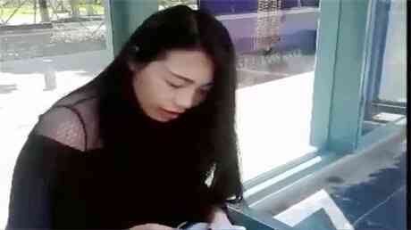 深圳上班的气质漂亮打工妹等公交车时被专搞美女的老外搭讪套路后带回家啪啪,看表情是受不了那么大的鸡鸡