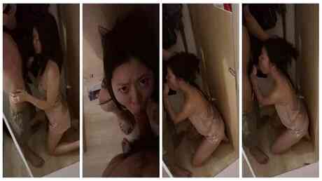 你的女友我的女友好像都跪舔，拉着她到门口跪下来喂她吃棒棒，真享受此刻舌头带来的快感！