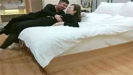 小哥酒店约炮刚认识的小妹骚的很 露脸干完BB再干屁眼