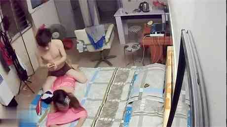 家庭实况监控拍小两口打炮男的主动出击挑逗正玩电话的小媳妇肏的还挺猛男的还给女的口真是性福的一对