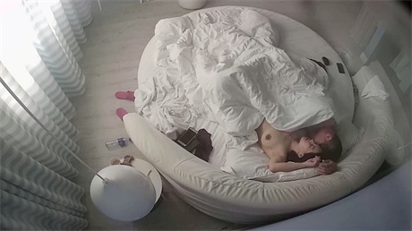 钟点酒店貌似干部的中年男和情妇激情两人都干得累趴了