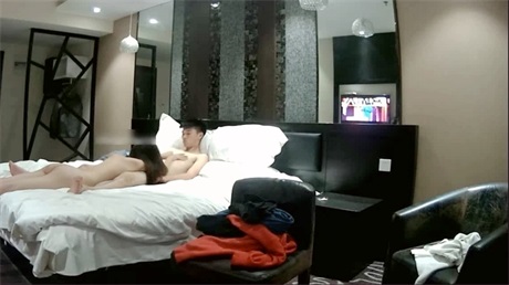 小哥外地出差半夜酒店约啪丰满漂亮的大胸美女服务,沙发,床上连续抽插3次,干的美女趴在床边不动了.!