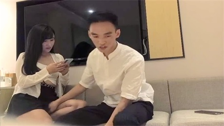 排骨哥酒店网约前段时间广场上勾搭上的丰满性感短裙美女啪啪,2人在沙发上缠绵一会后到床上疯狂干逼.国语!