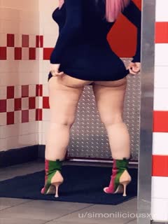...在淋浴中调情。