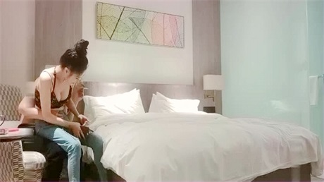 颜值不错破洞牛仔裤妹子啪啪，张开双腿69舔逼调情抬腿侧入抱起来猛操