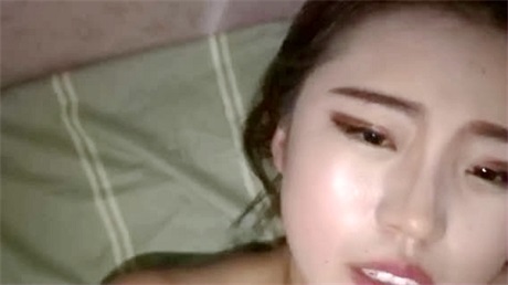 少妇和大叔做爱流出，艹得她下面的小穴水汪汪滴，‘叫爸爸’，什么，少妇玩起来就是爽