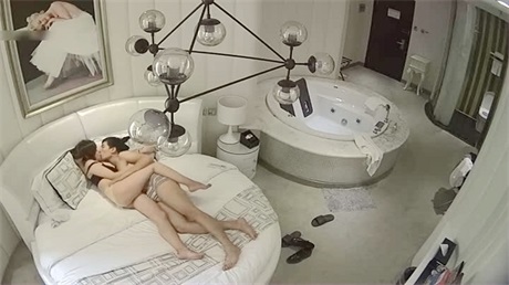 丰满白嫩的气质美女性欲真旺私会小鲜肉情人时不停的索要足足干了次