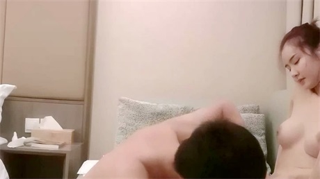 小狼友探花新人约白色风衣妹子啪啪，诱人身材张开双腿摸逼骑乘猛操