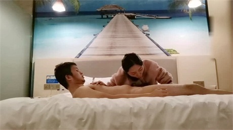 洗浴会所认识的性感美女按摩技师,私下接单约到酒店啪啪,腰细屁股翘,小伙不停称赞她漂亮,各种姿势用尽全力狠狠干.国语!