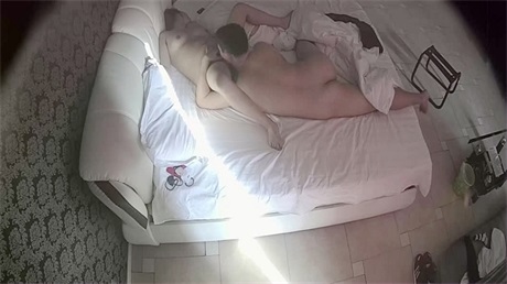 夫妻情趣酒店大奶少妇貌似不喜欢舔阴拒绝不成口交是拿手机摄影留念