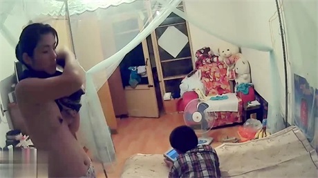 家庭摄像头破解美艳少妇和儿子在房间，翻箱倒柜找裙子，当着儿子面换衣服，那酮体那奶子垂涎哇！