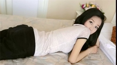 酒店开房大战无套爆操骨感美川妹纸 小妞骚到极点 极品身材捏美乳被大洋屌干的淫叫不断