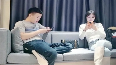 一字马超高颜值的牛仔裤小姐姐，虽然脸上微整过，但确实整得很好很清纯
