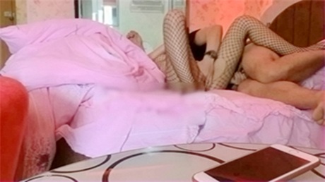 颜射逆天的长腿女医生,结婚前最后一次疯狂,毒龙口爆颜射无套,干的高：舒服,我不行了,我不要了!
