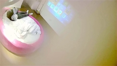 高挑性感的长发美女和网友宾馆见面,开始2人比较拘束,后来把美女扑倒各种干