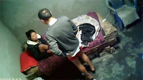 棚户区炮房红裤头大叔泄火嫖个年龄不大的鸡妹性欲过度硬度不够想要舔逼被拒绝了软磨硬泡还是舔了妹子被干哭了