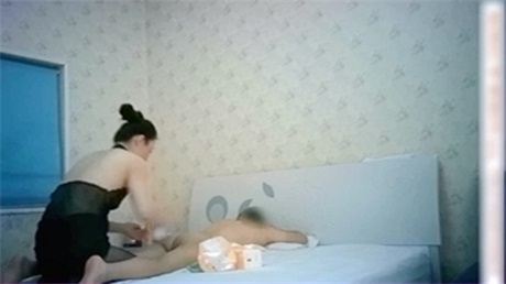 身材一流的黑丝美女技师裸身推油大保健撩人口活