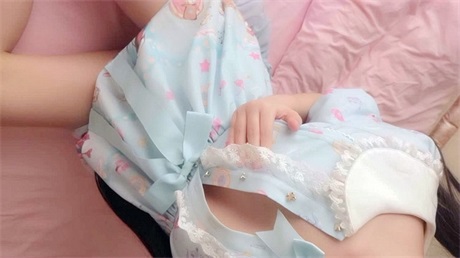 清纯碎花裙嫩妹脱掉小内内露出无毛粉穴嫩手指交自慰