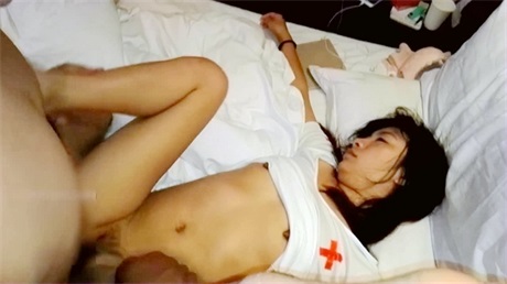 制服护士妹被2男轮草玩3P