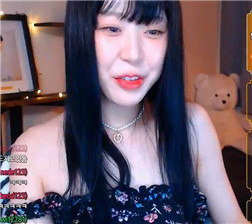 奶子非常洁白的女主播