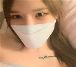 女大学生洁白的胸