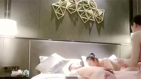 酒店电召两个兼职援交女双飞，轮流操起来，很爽