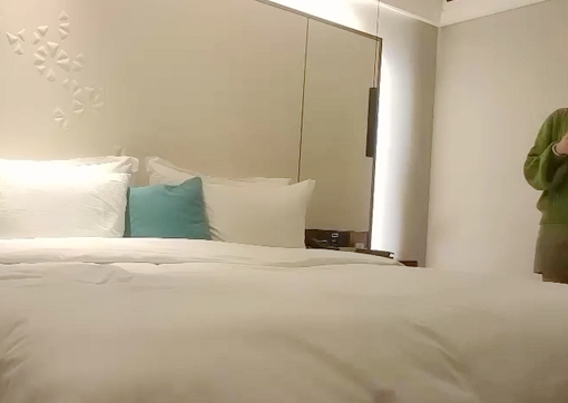 绿衣少妇，让穿上吊带情趣装，舔奶摸逼掰穴抽插猛操上位骑坐