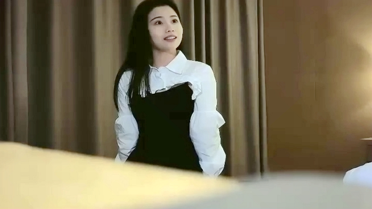 长相清纯极品黑色长裙妹子啪啪，舔弄摸屌上位骑坐侧入快速猛操搞得妹子呻吟