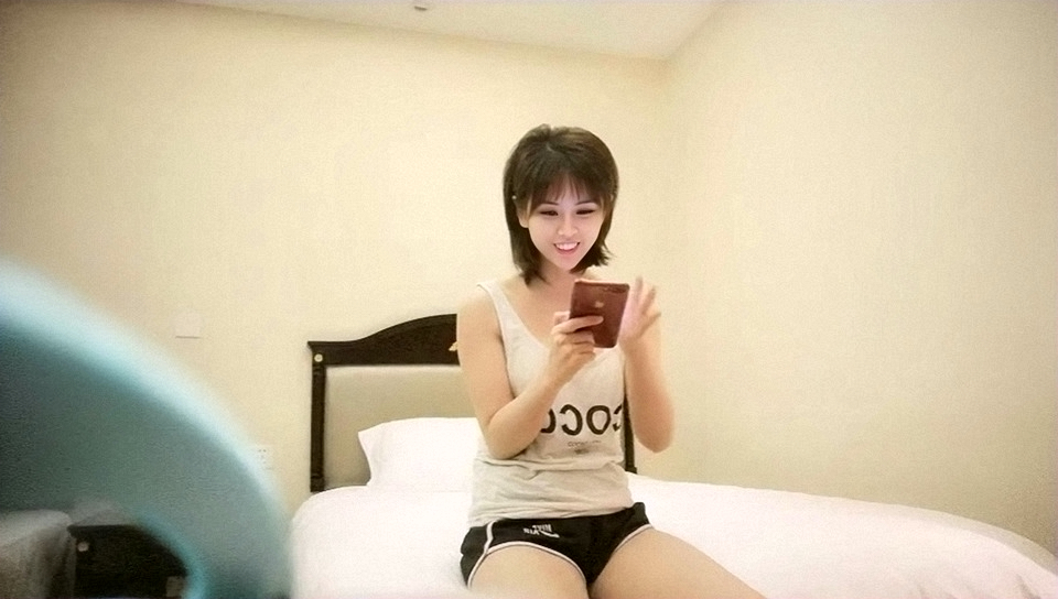 短发女神小美女清秀可人，连开两炮，娇小玲珑任意把玩，各种姿势玩得飞起