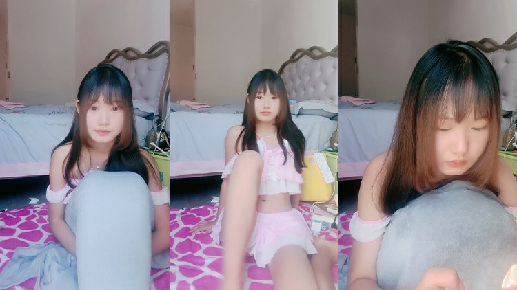 清纯系天花板！乖巧文静美少女！撩下衣服贫乳，翘起屁股粉嫩小穴，纤细美腿一脸呆萌