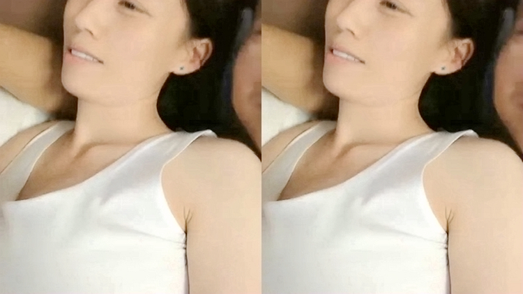 一本道白皙大白美乳少妇和炮友啪啪，撩起衣服摸奶舔逼侧入后入猛操晃动奶子