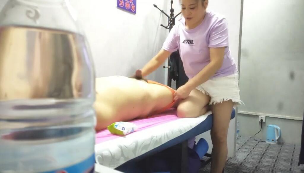 按摩店老板娘活好不粘人，露脸熟女的诱惑伺候床上的小哥，口交大鸡巴舔蛋蛋舔乳头，用奶子摩擦激情上位后入