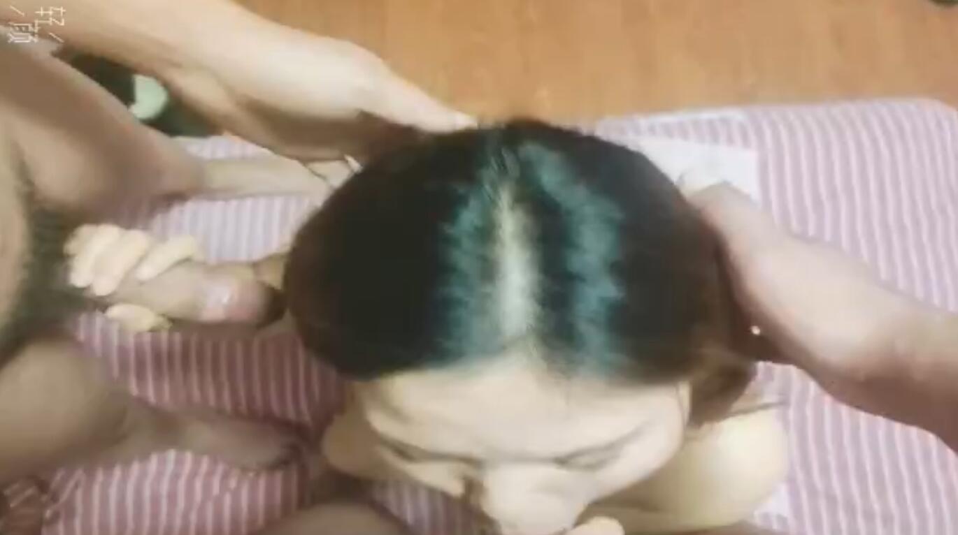 新疆夫妻，邀请单男一起来家里3P，骚妻跪舔吃两根，洋洋得意的满足表情，像吃菜一样香！