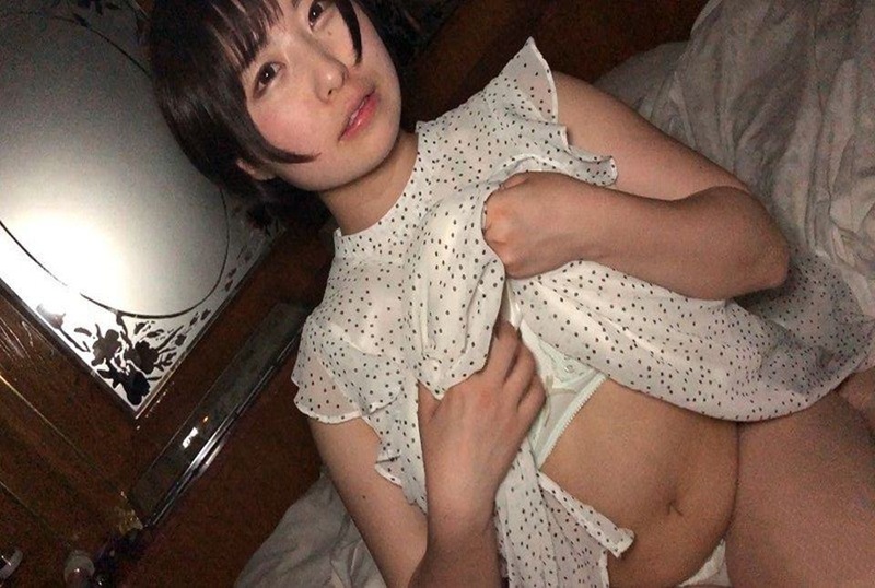 FC2-875437 我尝试了星巴克店员的20岁E-cup。他实在非常的可爱!! 素人