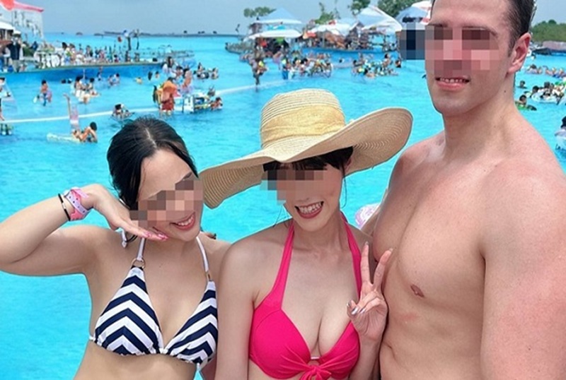 FC2-4680562 [女神与巨屌] 一位温柔的 F 杯白皙皮肤、粉红色乳头的女人独自一人在泳池边。美女与怪物阴茎交替，陷入快感，大脑爆炸接受中出！！ 素人