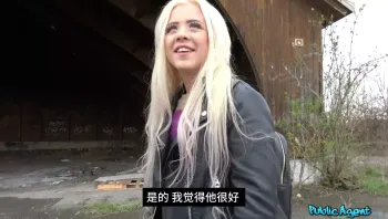 路上偶遇准备回学校的小骚货，冒充经纪人勾搭拍写真，一波金钱攻势下小骚货果断配合，先看胸再看屁股，还别说这骚逼的屁股是真TM的适