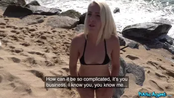 捷克街头搭讪 沙滩玩无人机搭讪到一个逼上有纹身的金发精神小妹 没聊几句就操上了