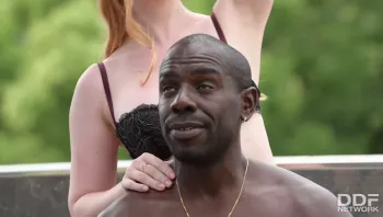 黑哥白妞口含大鸡巴疯狂操逼的一天