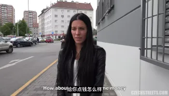 捷克街头搭讪 搭讪到一个单亲妈妈，拉到小树林拿黄瓜插他屁眼 直接口交后入开操