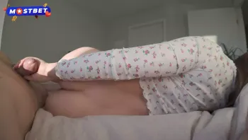 和性感大奶女室友来一发晨炮并中出了她