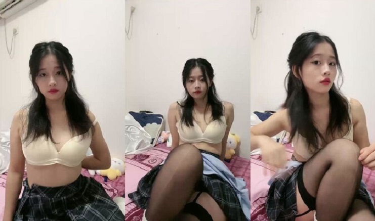 重磅，女神下海，正宗校花，【小薯芋】100%心动的类型，一线天粉穴水汪汪，楚楚可怜的小眼神真诱人