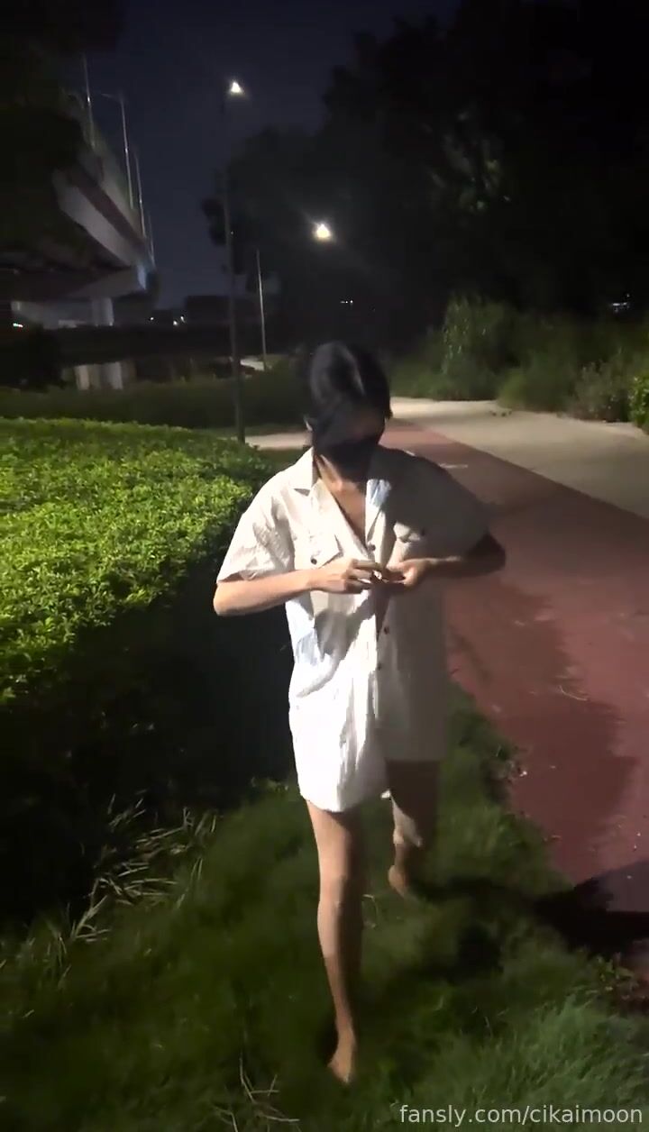 2025.12.03 花坛露出被姐夫爆操 刺激过头直接无套内射！