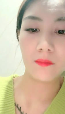 极品颜值骚女！夜晚小区楼顶玩露出！撩起衣服掰穴揉奶，翘起屁股手指扣穴，张开腿尿尿太骚了