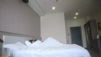 探花大神老王 酒店约炮长相像赵敏的18岁兼职学生妹逼紧水多温柔听话适合大神调教