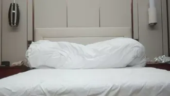 深夜，已经微醺的女神带回酒店，调情口交啪啪，高颜值好身材一夜风流刺激