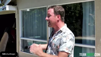 无人机跟手机没电了，准备去借个插座冲个电，结果没想到进去后女主人没穿衣服在游戏池游泳，结果被威胁，不然就报警。。。好像剧情是这样的