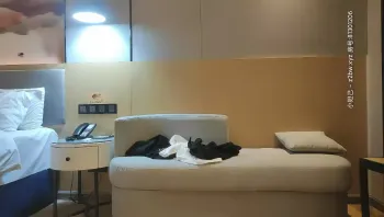 3000一发，外面女神，兼职空姐，脸蛋精致身材姣好，身材苗条，被油腻男干